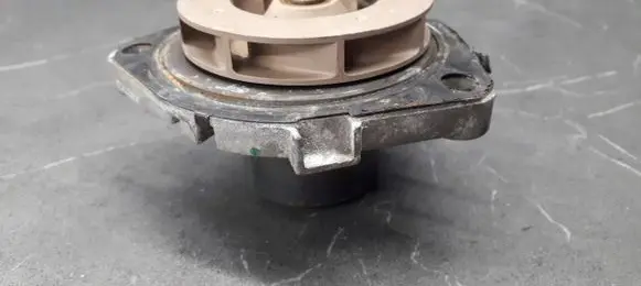 Opel Zafira B Water pump 55568637