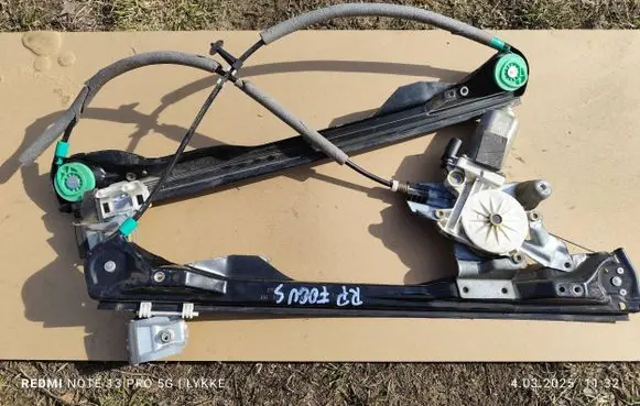 Ford Focus Front door window regulator with motor XS4123200 D2R5A