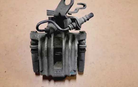 Volkswagen Jetta VI Rear brake caliper