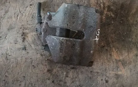 Volkswagen PASSAT B7 Front brake caliper