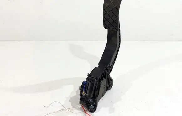 Accelerator throttle pedal