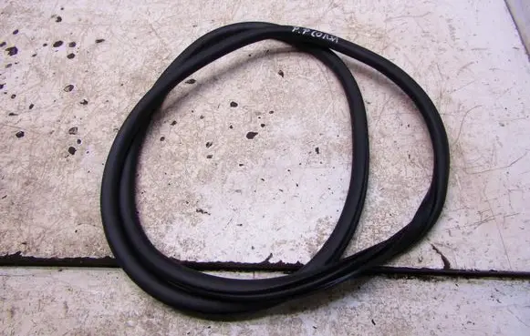 Opel Corsa F Front door rubber seal 1111