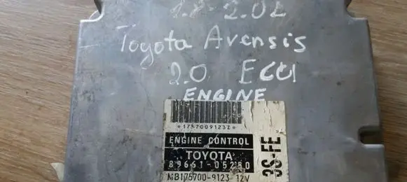 Toyota Avensis T220 Engine control unit/module 8966105250 MB1757009123