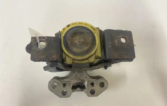 Citroen DS3 Engine mount bracket 9681706580