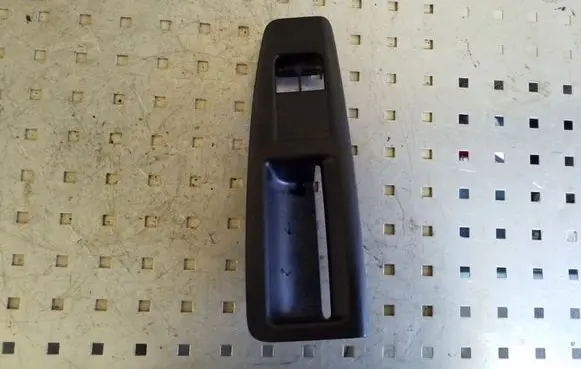 Volkswagen Polo IV 9N3 Front door window switch trim 6Q1867171E