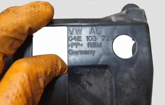Volkswagen Golf VII Other engine bay part 04E103729