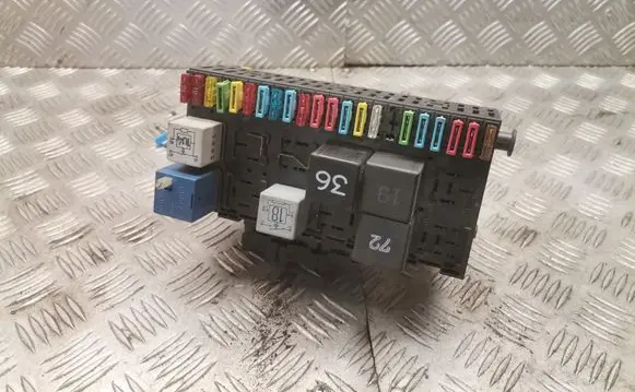 Volkswagen PASSAT B4 Fuse module 357937039