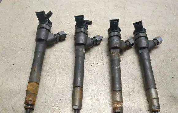 Opel Vivaro Fuel injectors set 0445110414