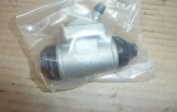 Toyota Avensis T220 Front brake caliper J3232074