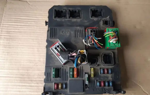Nissan Pathfinder R51 Fuse box set S118085200J
