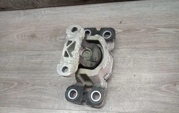 Volvo V70 Engine mount bracket 6G9N7M121AA