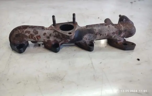 KIA Carens II Exhaust manifold