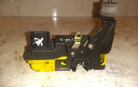 Volvo XC90 Front door lock 8650545