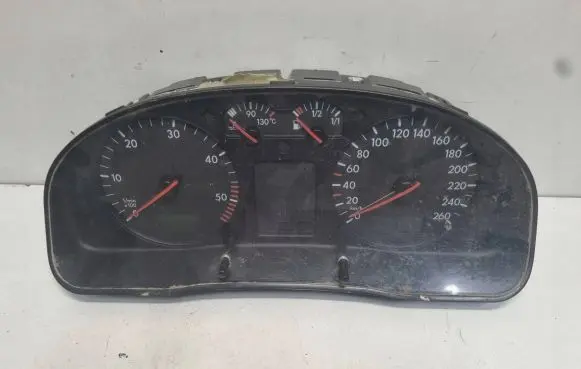 Volkswagen PASSAT B5 Speedometer (instrument cluster) 3B1919930C 110008920007