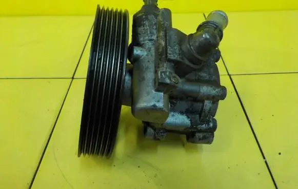 Citroen C4 II Picasso Power steering pump 1440121180 9SP2