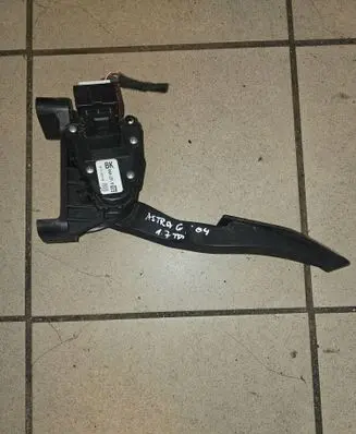 Accelerator throttle pedal