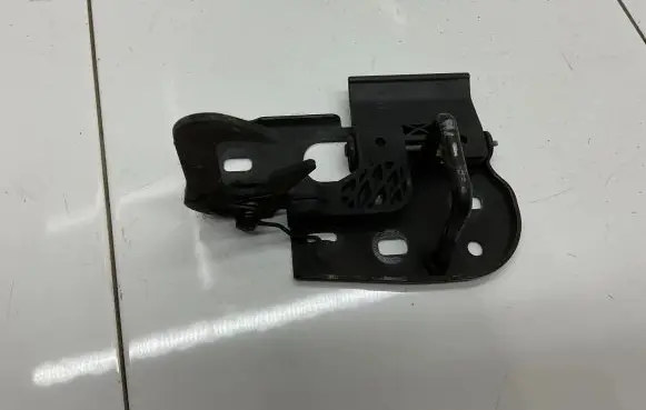 Volkswagen Golf Plus Engine bonnet/hood lock/latch loop/hook 1T0823480B