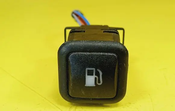 Volkswagen PASSAT B5 Fuel tank opening switch 3B0959833A