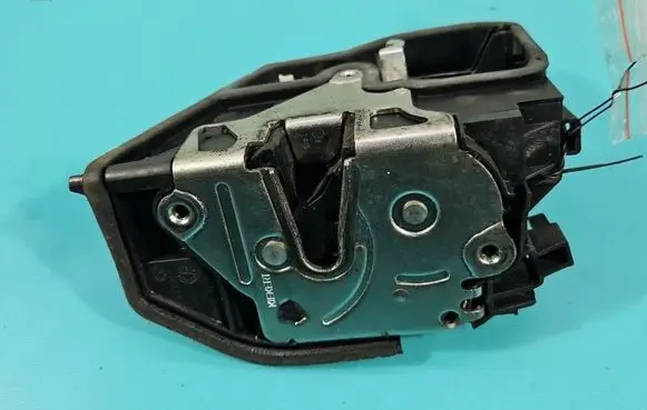 BMW 1 E81 E87 Front door lock 7167077 IMPRK1525777
