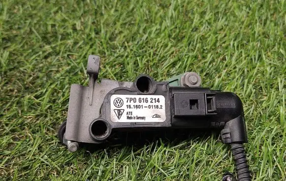 Volkswagen Touareg II Yaw turn rate sensor 7P0616214 15160101182