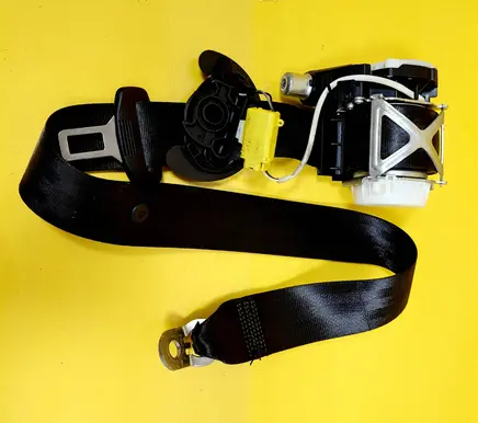 Volkswagen PASSAT B6 Front seatbelt 33046824