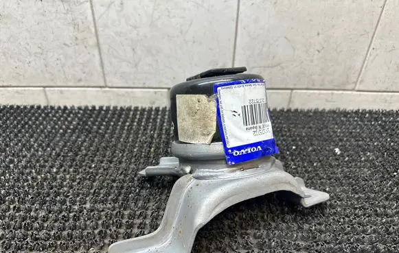 Volvo S60 Engine mount bracket 31375722