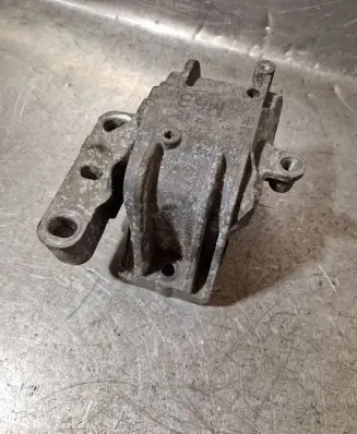Volkswagen PASSAT B7 Engine mount bracket 1K0199262
