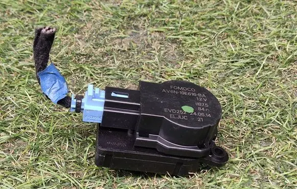 Ford Escape III Air flap motor/actuator AV6N19E616BA