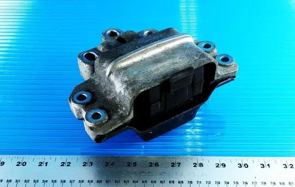 Volkswagen Golf V Engine mount bracket 1K0199555