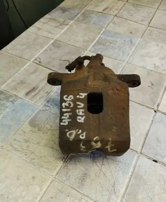 Toyota RAV 4 (XA20) Front brake caliper