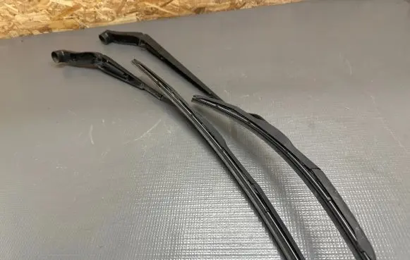 Opel Insignia B Front wiper blade arm 13471434