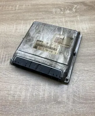 BMW 5 E39 Engine control unit/module ECU 7785116 0281001830