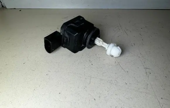 Mercedes-Benz E W211 Headlight level adjustment motor A0008201608 00787812