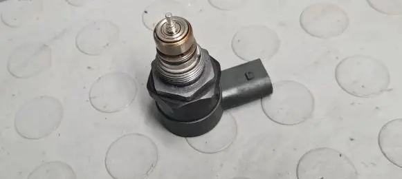 BMW 5 E60 E61 Fuel pressure regulator 0281002738 12890545 281005