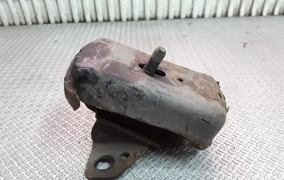 KIA Sorento Engine mount bracket