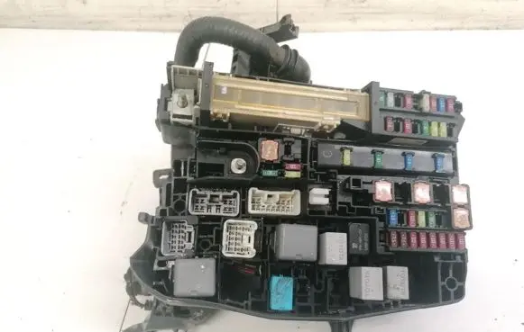 Toyota Avensis T270 Fuse box set 8211105K72 82111-05K72