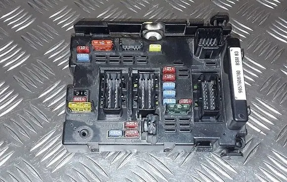 Citroen C8 Fuse module 9657608780