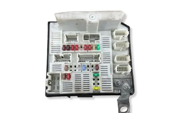 Renault Kangoo II Fuse module 8201044238 519219307 1067628541
