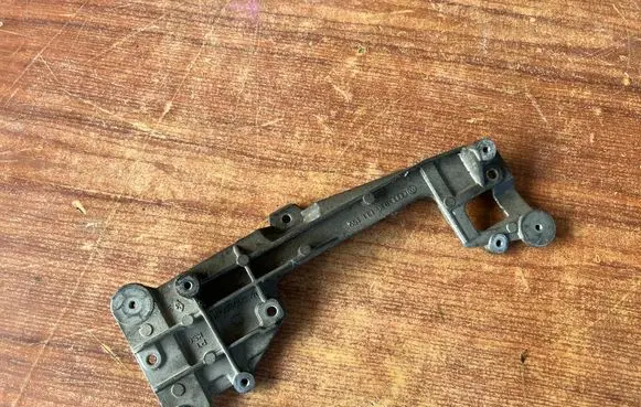 Skoda Octavia Mk2 (1Z) Engine mounting bracket 03G131159