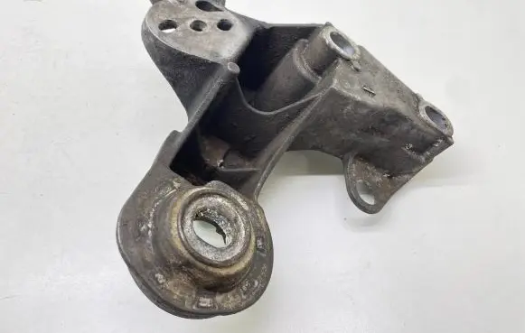 Audi A6 S6 C5 4B Engine mounting bracket 8E0199352D