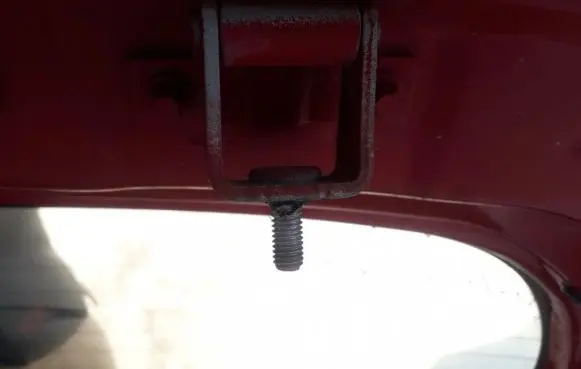 Mitsubishi Colt Tailgate/trunk/boot hinge