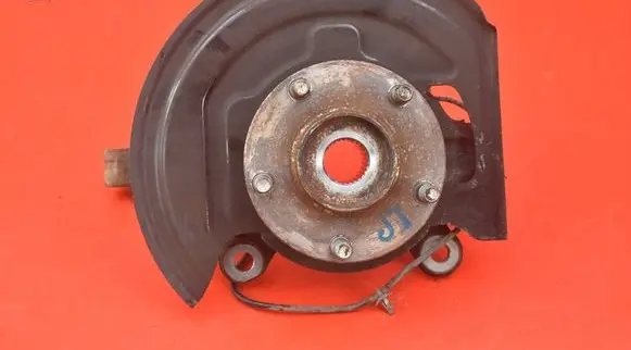 Nissan Pulsar Front wheel hub spindle knuckle 400013ZL0B