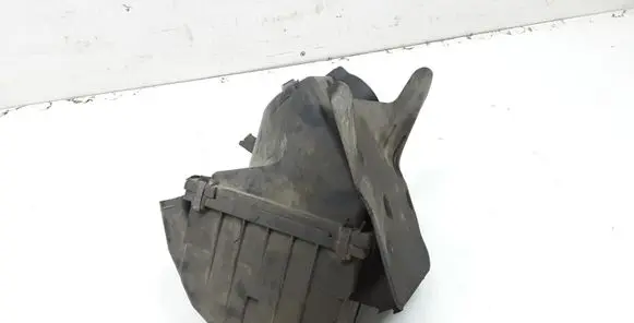 Volkswagen PASSAT B5 Air filter box 058133837E