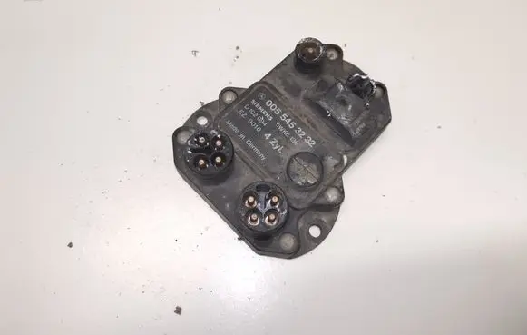 Mercedes-Benz 190 W201 Ignition amplifier control unit 0055453232