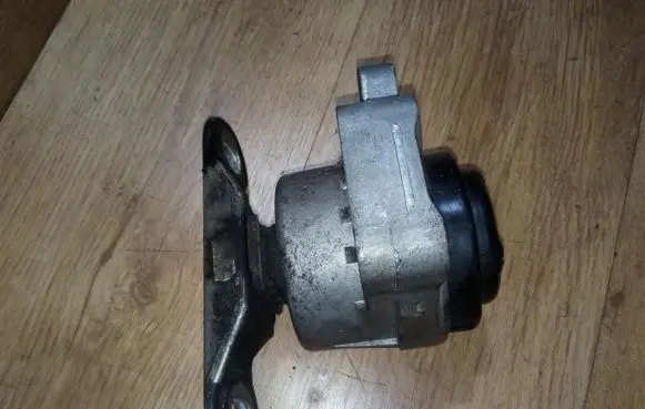 Ford Mondeo Mk III Engine mount bracket 2S716F012AC 2S71-6F012-AC