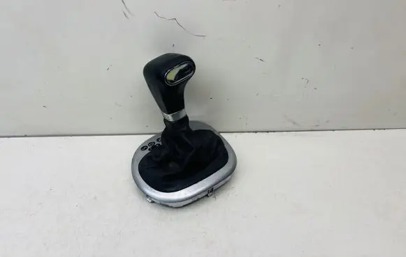 Volkswagen Touran I Gear lever shifter trim leather/knob 31666U100