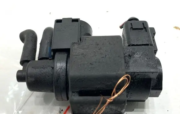Audi A6 S6 C6 4F Fuel pressure regulator 059906628B