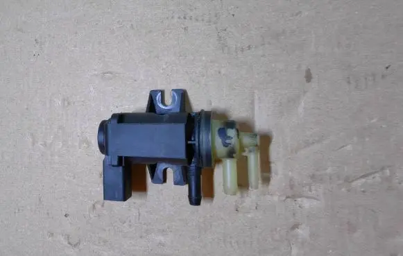 Volkswagen PASSAT B8 Turbo solenoid valve 04L131051F 16062011 1403263