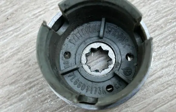 Volkswagen Touareg II Wheel nut cap/cover 7L6601173A