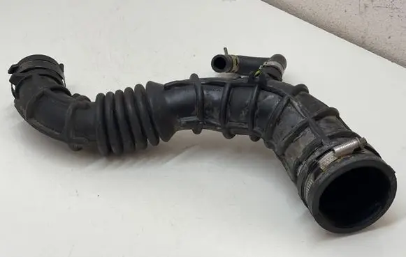 Renault Clio III Turbo air intake inlet pipe/hose 8200500383